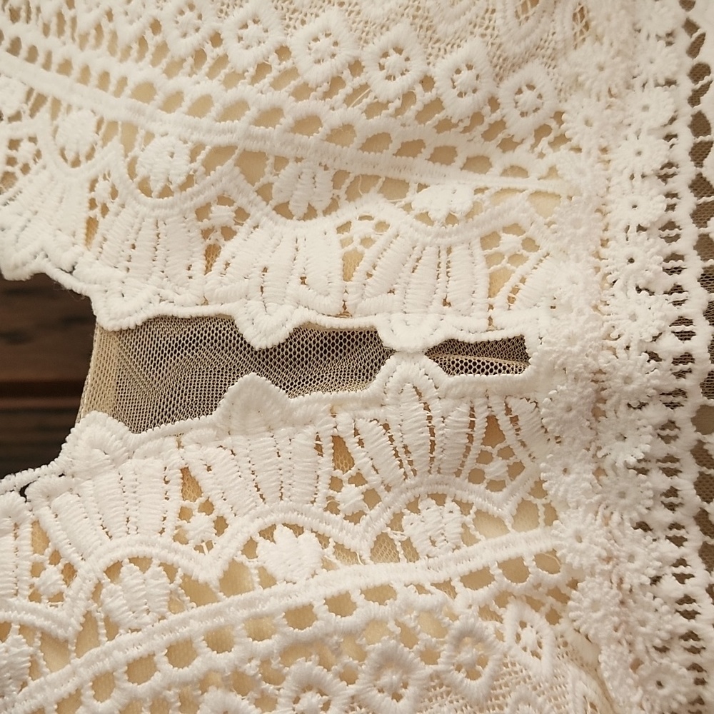 White Lace V-Neck Tulle Dress - Picture 10 of 12